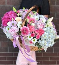 Композиция солнечный день в Кузнецово Цветочная композиция из Розы, Хризантемы, Пионы и Лизиантусы в корзине в Кузнецово