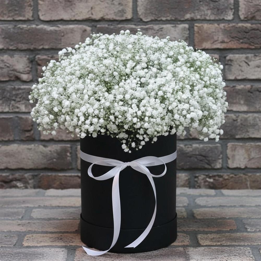 Цветочная композиция из Гипсофила в шляпной коробке в Кузнецово