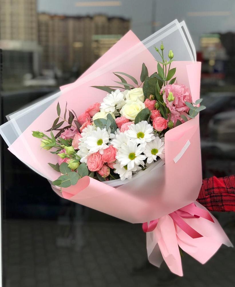 Букет нежный в Кузнецово Букет цветов из: Розы, Лизиантусы и Хризантемы в Кузнецово